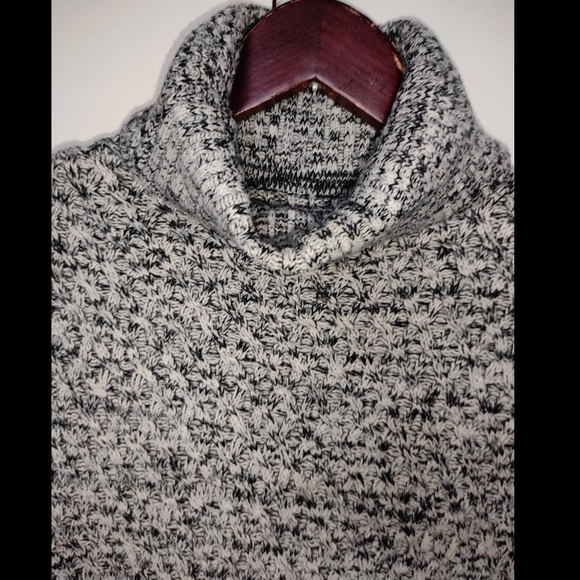 Black & white knit Turtleneck sweater - Picture 5 of 10